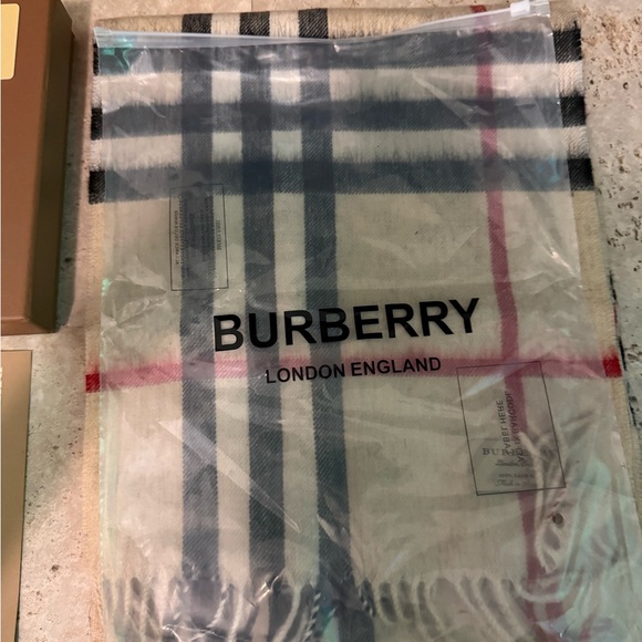Burberry Classic Nova Check 100% Cashmere Scarf Beige Made in Scotland - Picture 9 of 12